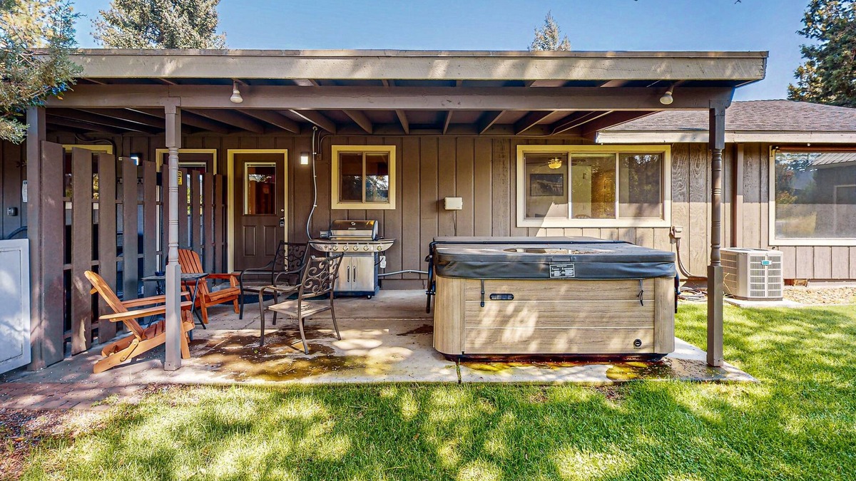 Southeast Bend House | Cozy retreat with hot tub, high speed WiFi, dog-friendly