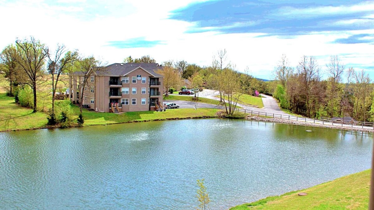 Branson Condo | Cozy Retreat with Outdoor Pools & Golf Views at Holiday Hills Resort