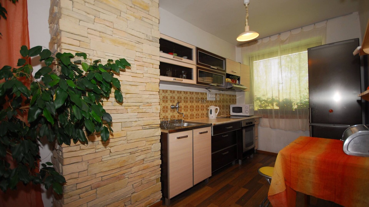 Demanova Apartment | Cozy Retro 3-Bedroom Apartment Near Jasna Ski & Tatralandia For Up To 6 Pers.
