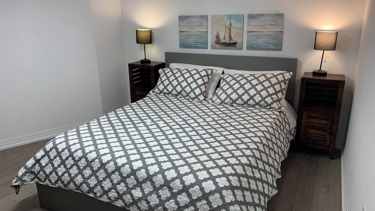 Merritton Apartment | Cozy Retro style1 Bedroom Apartment - FREE Parking, WiFi, In-suite Laundry.