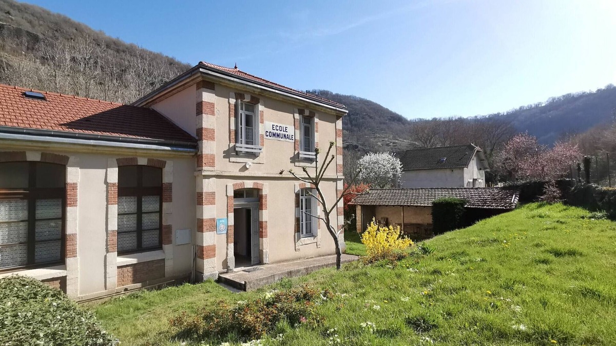 Charraix Cottage | Cozy Riverside Cottage for 6 with Parking in Saint-Julien-des-Chazes