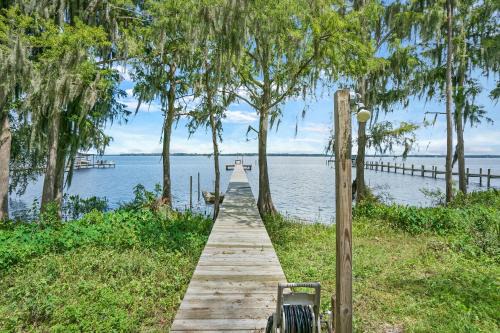 Palatka House | Cozy River Cabin Family Friendly Dock Playset Bball Court