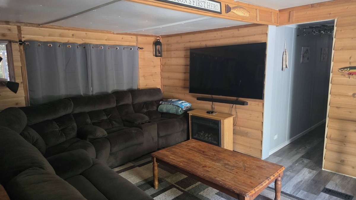 Grants Pass Cabin | Cozy river cabin with hot tub, great fishing, and peaceful nature views.