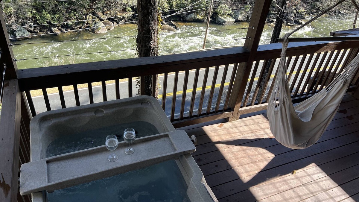 Raccoon Ridge Cabin | COZY RIVER FRONT CABIN