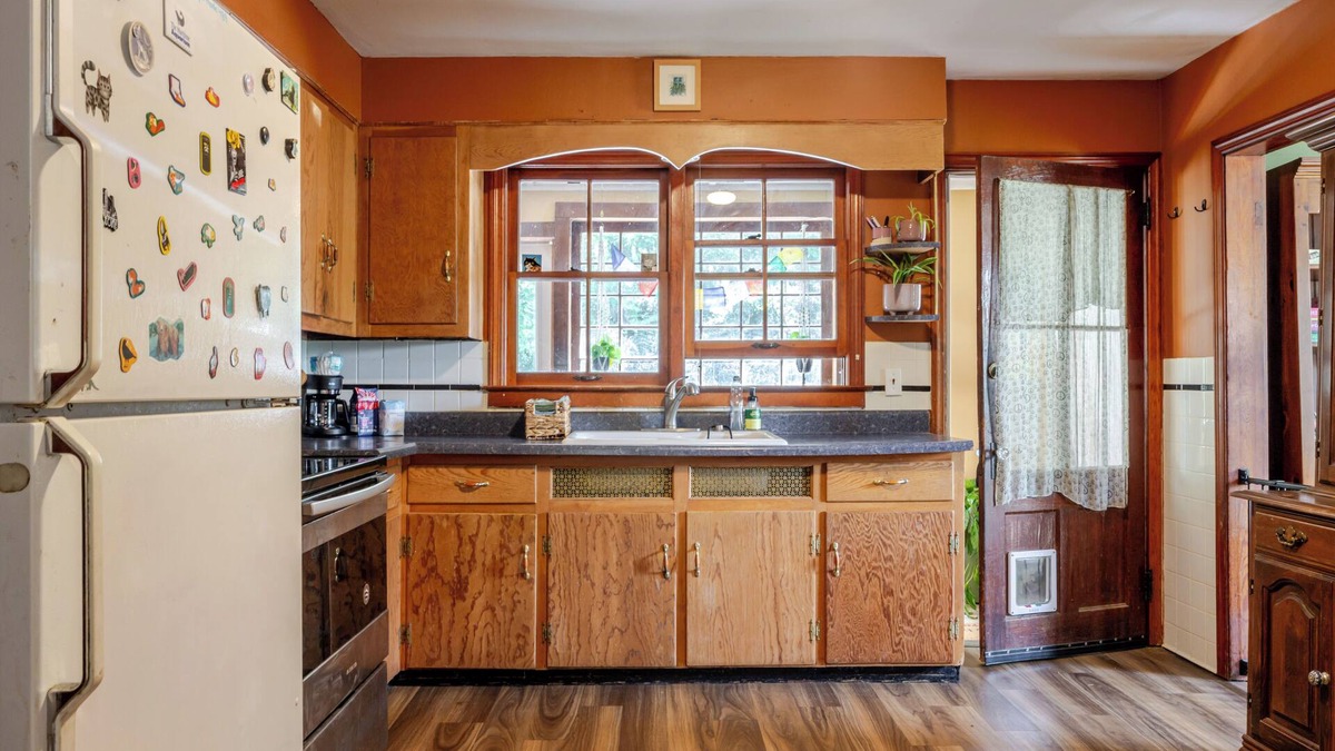 Glendale House | Cozy Riverfront Escape in Great Barrington - "Whiskers on the Water"