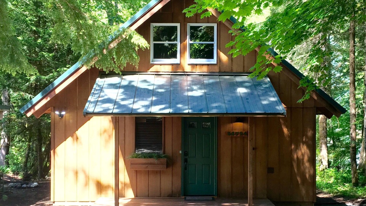 Greenwater Cabin | Cozy Riverfront Cabin Near Crystal Mountain & Sunrise Mt. Rainier National Park