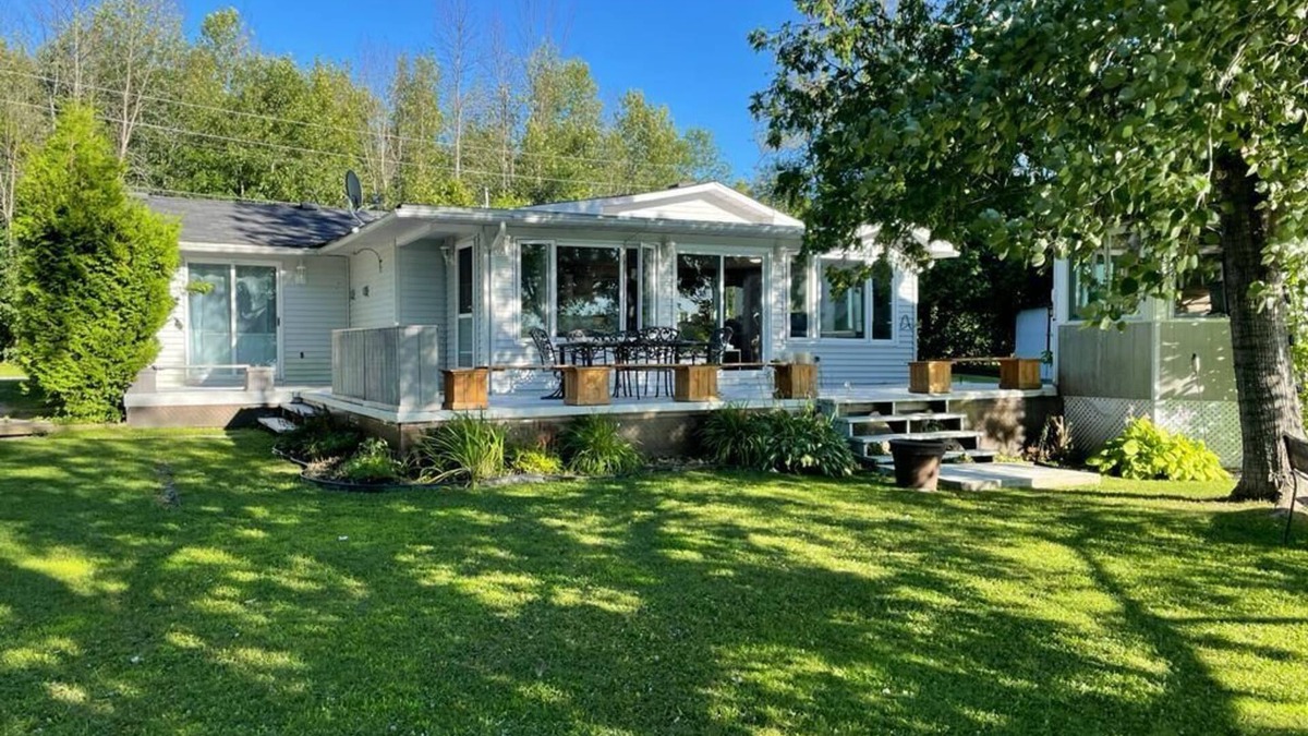 Merrickville-Wolford Cottage | Cozy Riverfront Cottage by Rideau River