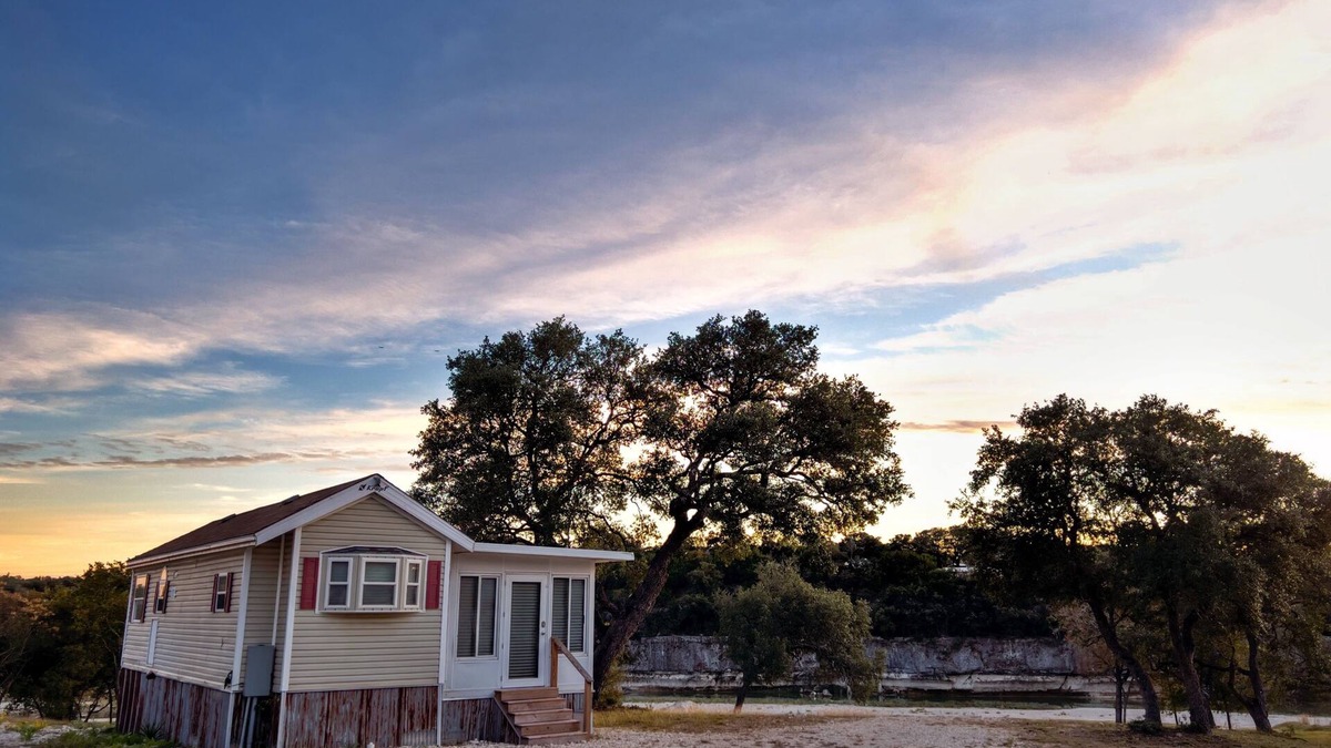 Lakehills Cottage | Cozy Riverfront Cottage-Casa Avecita @ SparrowBend