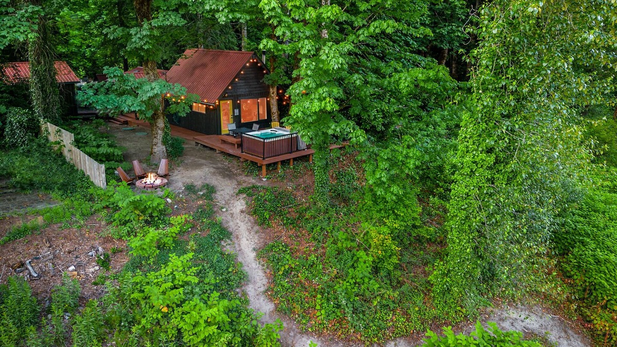 Gold Bar Cabin | Cozy Riverfront Retreat W/Hot Tub & Epic Mt Index Views