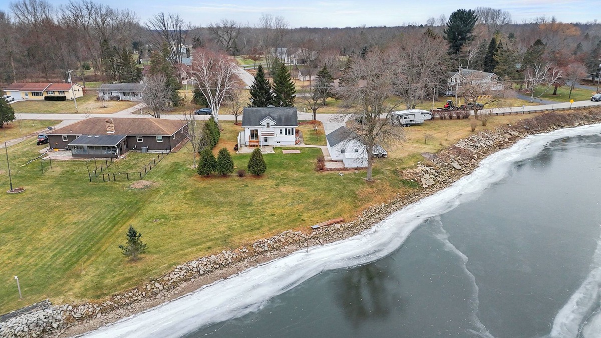Suamico House | Cozy Riverfront Retreat