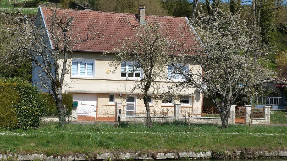 Vilosnes-Haraumont Cottage | Cozy Riverside Gîte with Terrace, Near Verdun Sites and Outdoor Activities