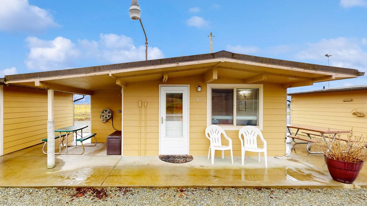 Mount Vernon Apartment | Cozy riverside cabin with kitchenette & laundry facilities - dog-friendly