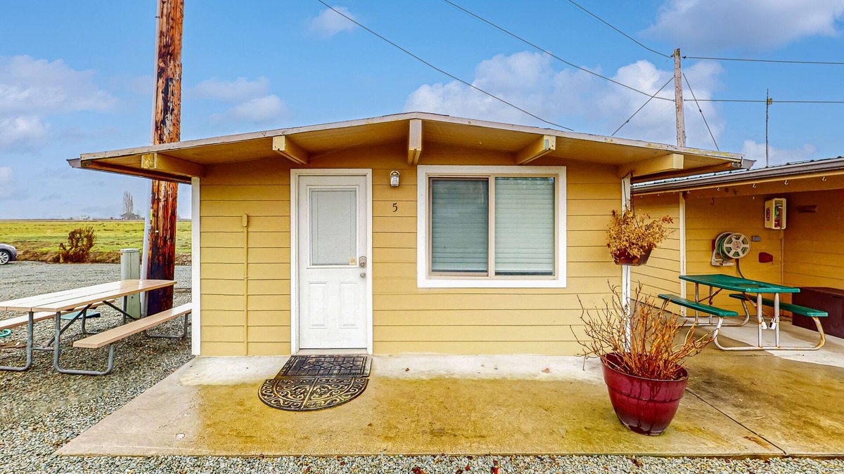 Mount Vernon Apartment | Cozy riverside cabin with kitchenette & laundry facilities - dog-friendly