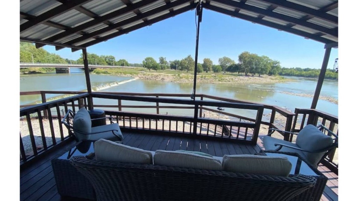Chetopa Cabin | Cozy riverside cabin on the Neosho river