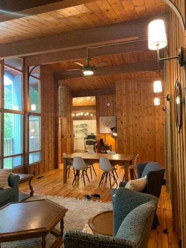 Alton House | Cozy Riverside Cottage in Caledon Alton