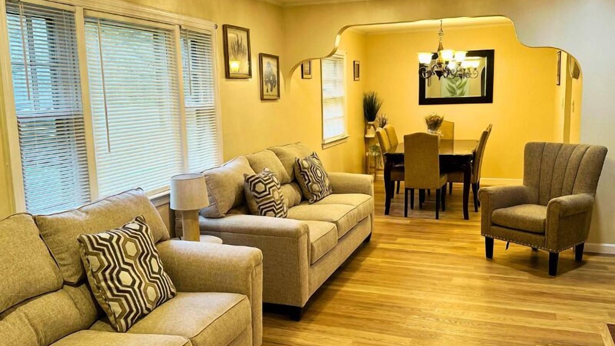 Montague House | Cozy Riverside View House