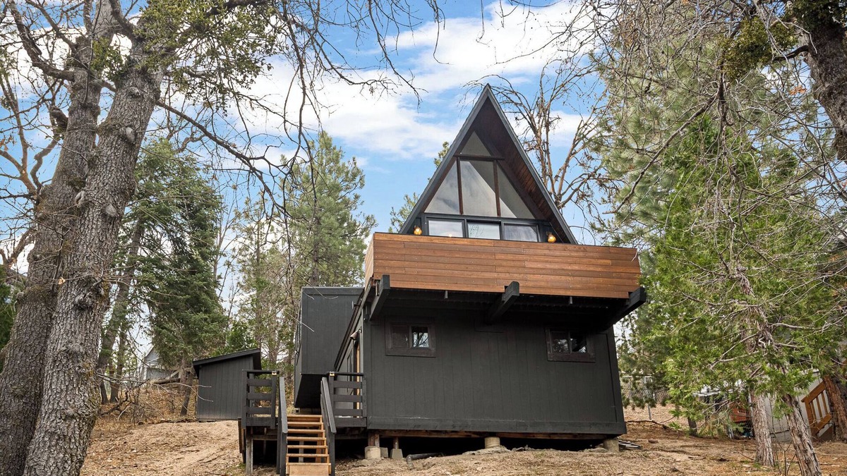 Arrowbear Lake Ski Chalet | Cozy Romantic A-Frame w/Stunning Views Fireplace