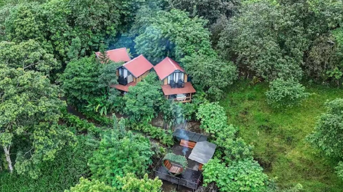 Monterrey Cabin | Cozy romantic cabin near La Fortuna and Arenal Volcano with WiFi, AC, Jacuzzi