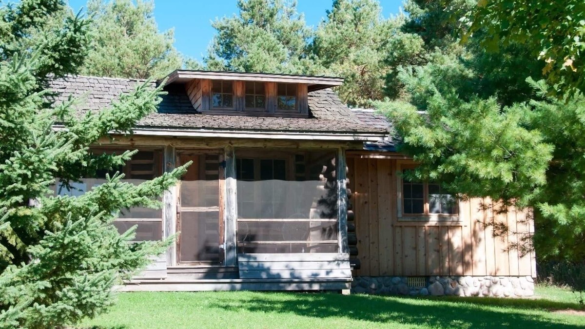 Harbor Springs Cabin | Cozy, Romantic, Log Cabin.