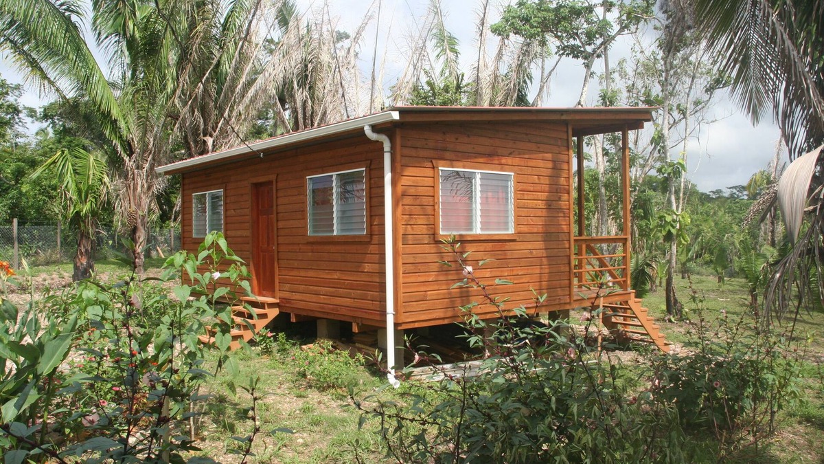 Unitedville Cabin | Cozy room in beautifull garden with AC, pool - close to ATM, CARACOL .