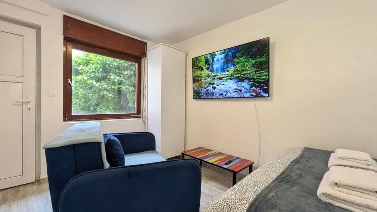 Sesvete Apartment | Cozy Room in an Old House with AC