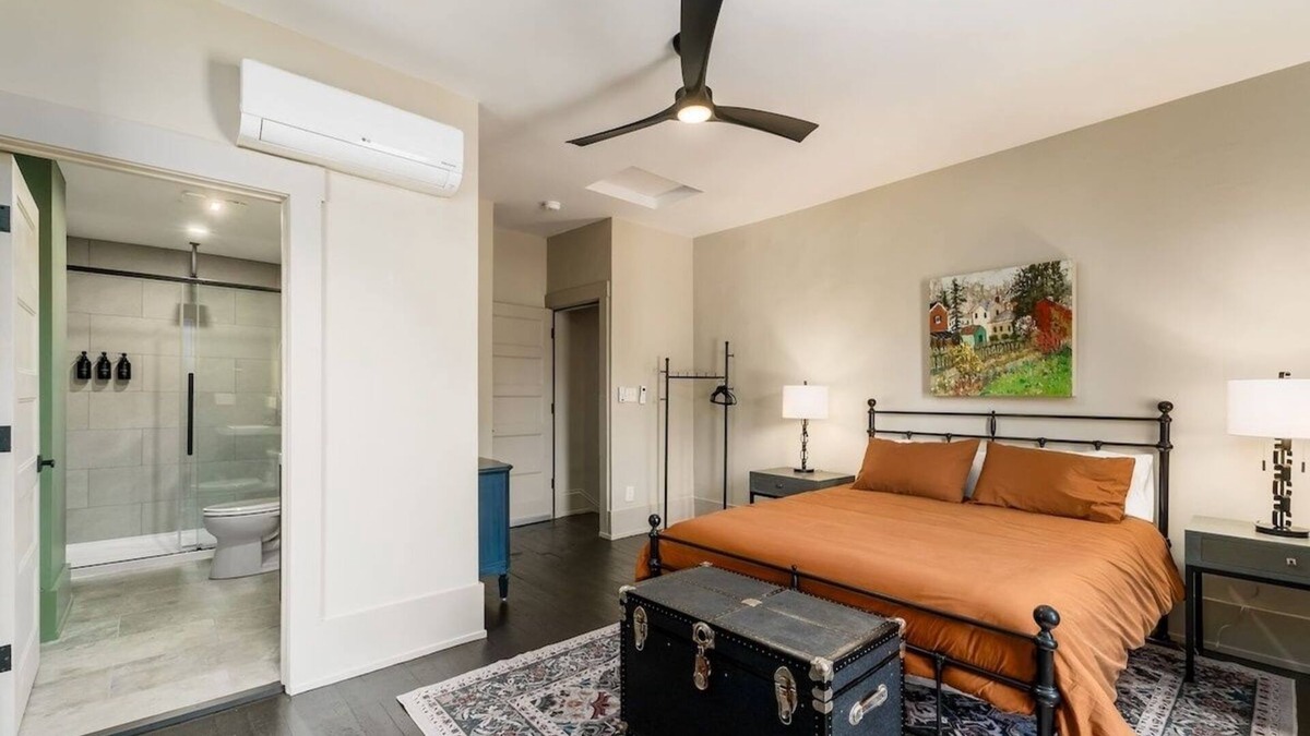 Somerset House | Cozy Room in Downtown Somerset with Spa Amenities