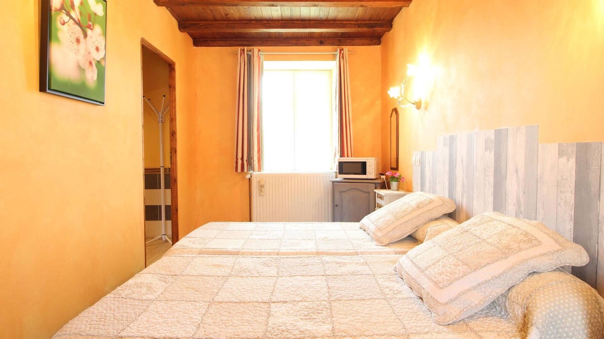 Choye Bed & Breakfast | Cozy room in historic house with park and horse facility