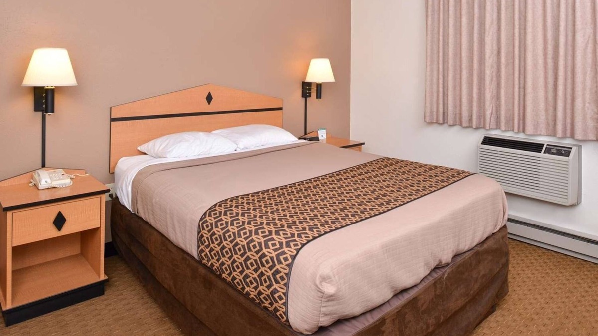 Atlantic Hotel | Cozy Room w/BBQ Grill and Grab-and-Go Breakfast Near East Nishnabotna River