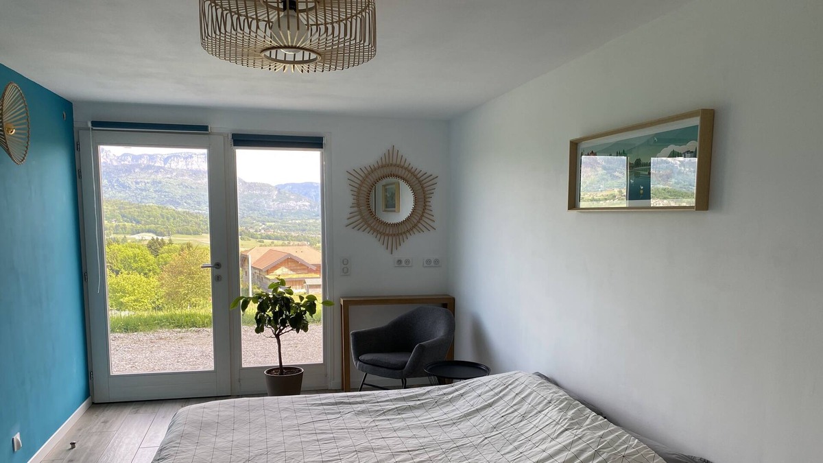 Pringy Bed & Breakfast | Cozy room with panoramic lake and mountain view