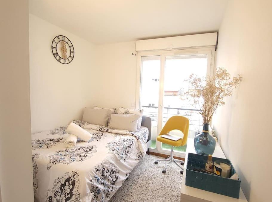 Faubourg de l'Arche Apartment | Cozy Room with Private Bathroom near Paris LaDefense Arena