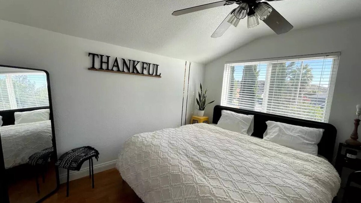 Santa Clarita House | Cozy Room with Shared Bath