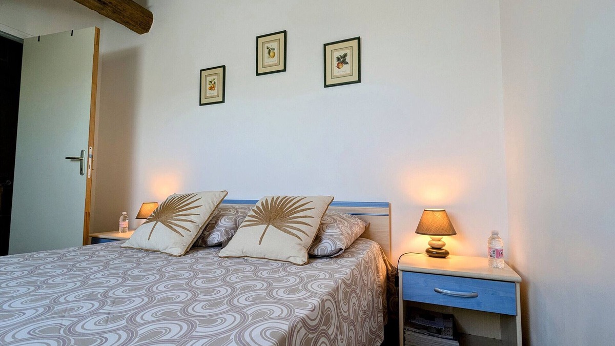 Chateauroux Bed & Breakfast | Cozy room with sitting area and breakfast included