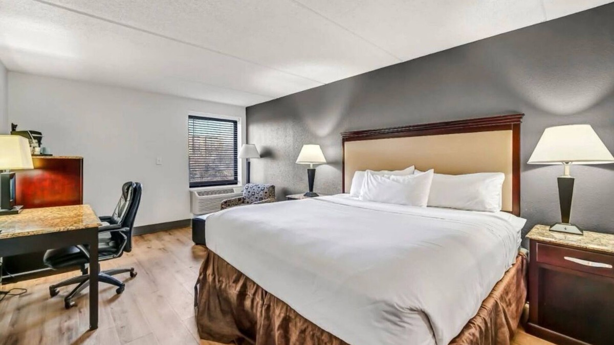 Schaumburg Hotel | "Cozy Rooms with WiFi, Fitness Room & On-Site Restaurant/Bar in Schaumburg "
