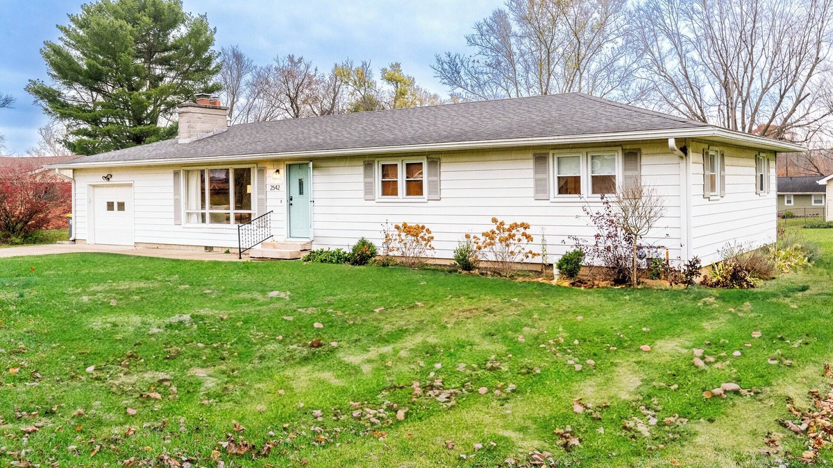 Bloomington House | Cozy, Roomy Ranch near IU Stadiums