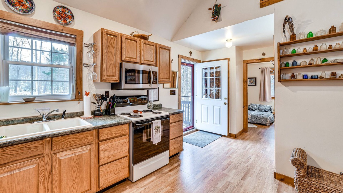 Town of Colchester Cabin | Cozy Roscoe Cabin w/Fire Pit & Balcony!