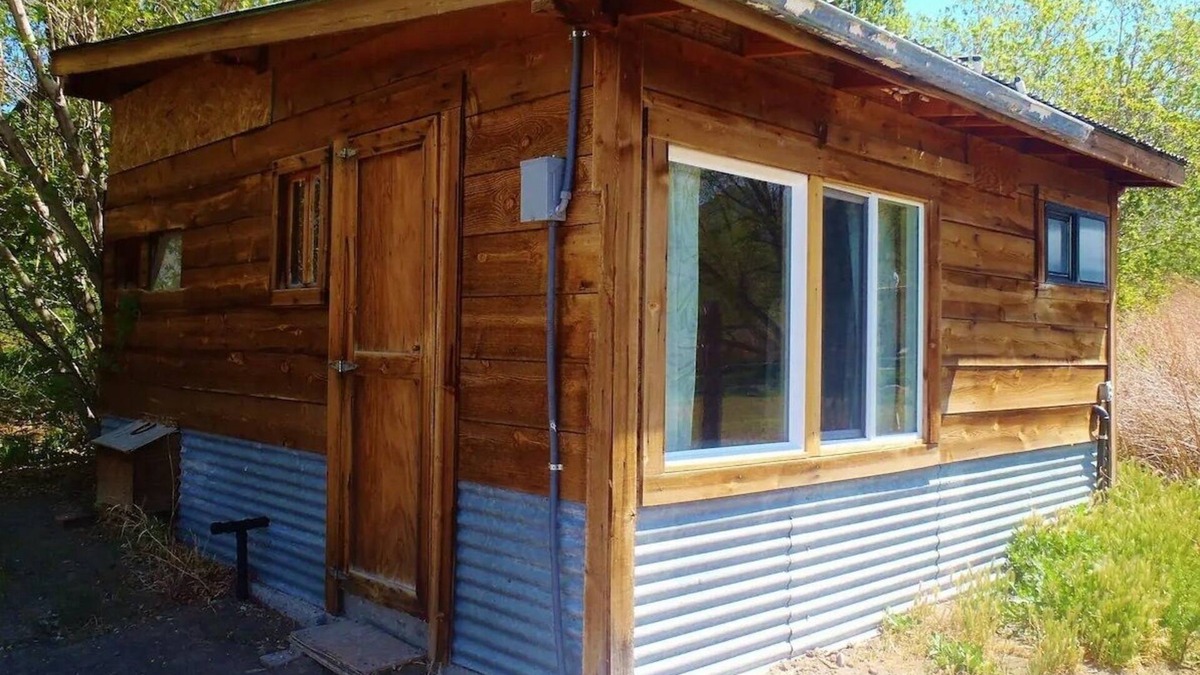 Cedarville Cabin | Cozy Rose Cabin in charming Surprise Valley with WiFi access