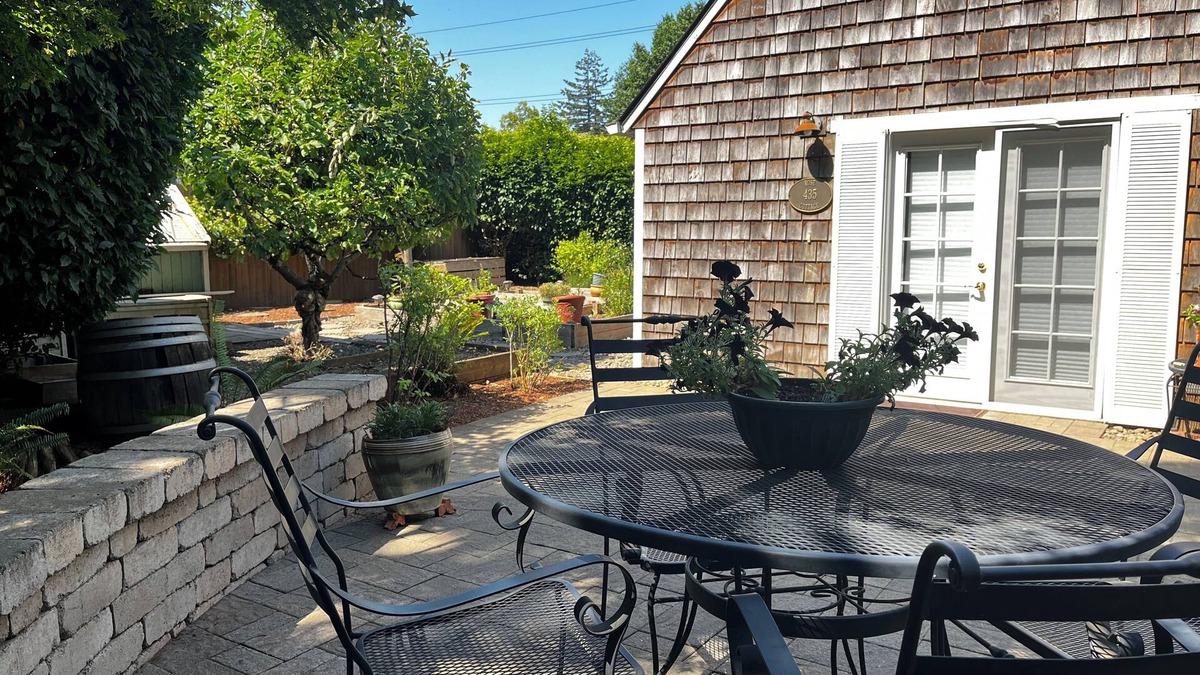 Southeast Salem Cottage | Cozy Rose Cottage in Salem