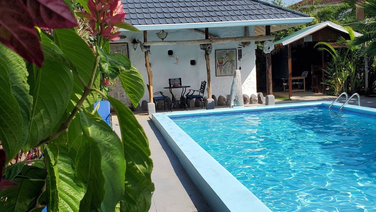 Runaway Bay Cottage | Cozy Rustic 1BR Cottage - Free Parking, WiFi w/Pool & Beach Access