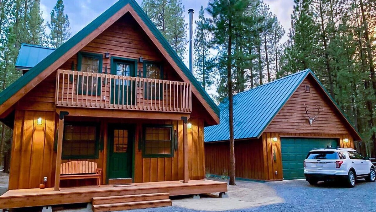 La Pine Cabin | Cozy Rustic Cabin, Snowmobile-OHV Trails/Woodstove/Treager BBQ/Games & Puzzles