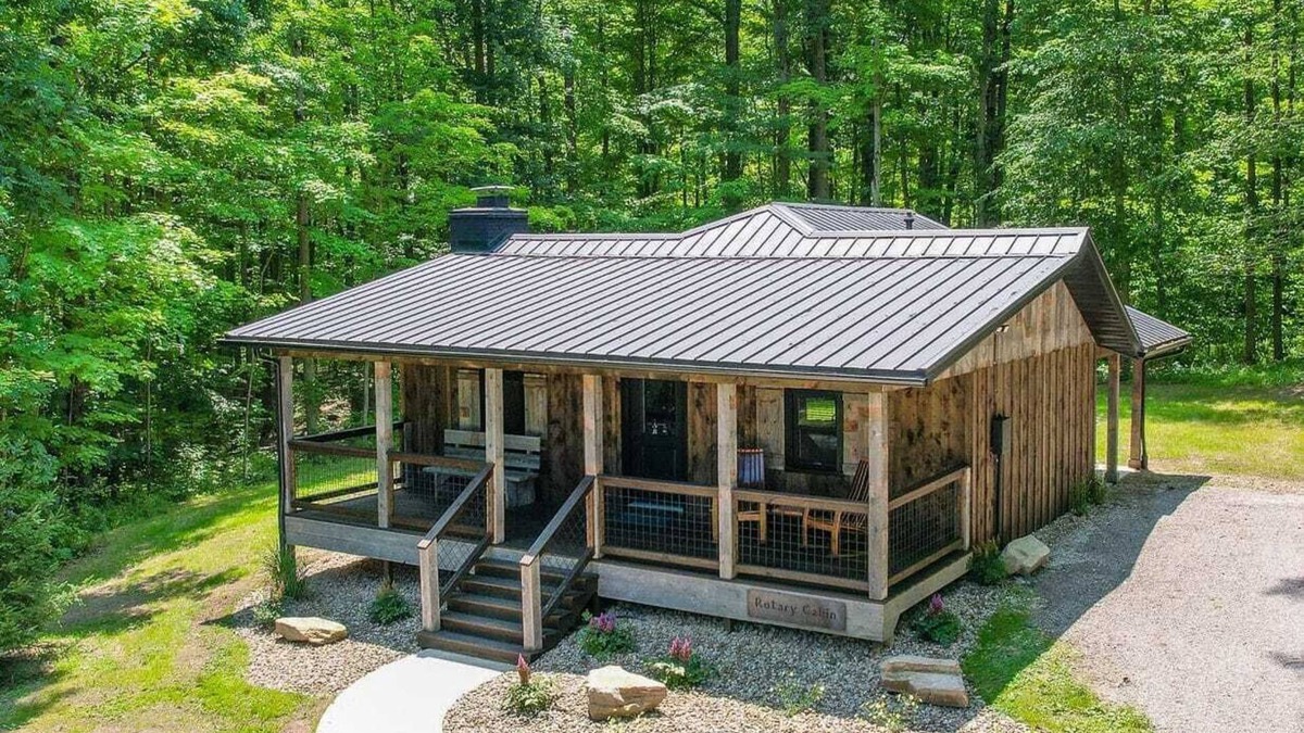 Madison Cabin | Cozy Rustic Cabin w/Hot Tub & Scenic Trails in Ohio’s Wine Country