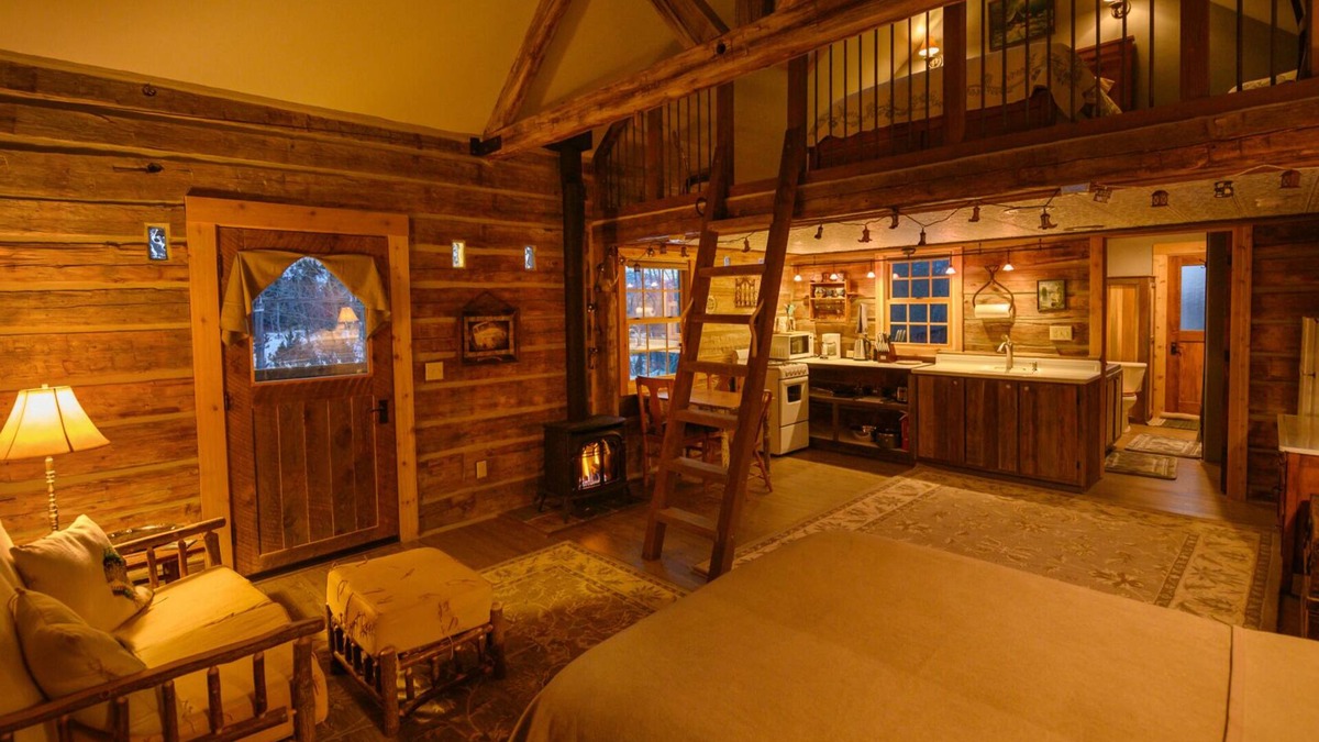 Chico Cabin | Cozy, Rustic Cabins near Chico Hot Springs & only 35 mins to YELLOWSTONE PARK!