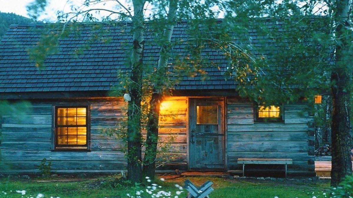 Chico Cabin | Cozy, Rustic Cabins near Chico Hot Springs & only 35 mins to YELLOWSTONE PARK!