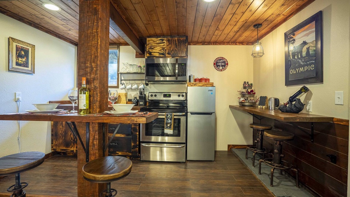 Ariel House | Cozy Rustic Getaway with Year-Round Recreation