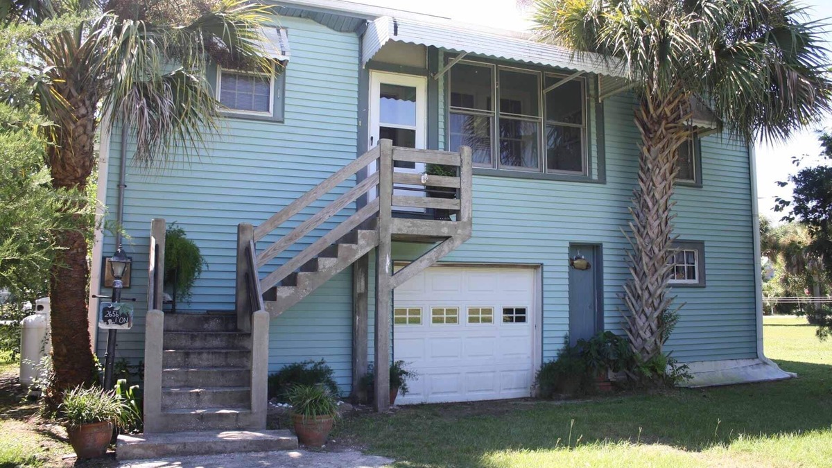 Sullivan's Island House | Cozy, rustic home on Sullivan's Island near beach; great screen porch!