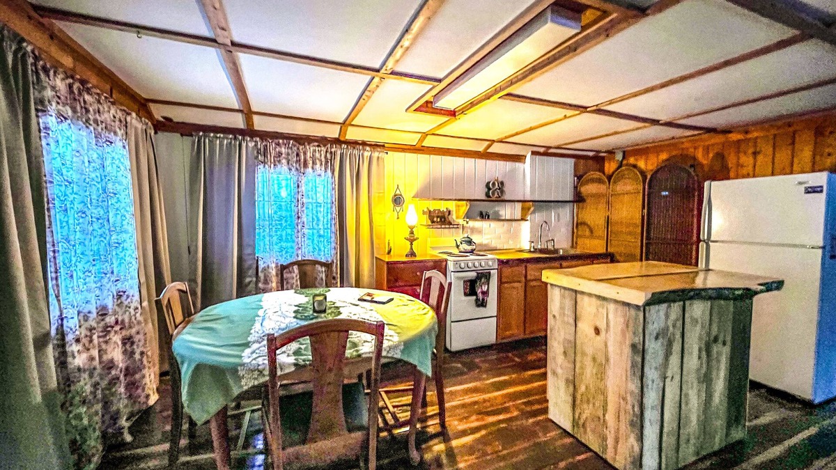 Big Bay Cabin | Cozy Rustic, Peaceful 1 bedroom cabin in Big Bay 1 mi from village year round