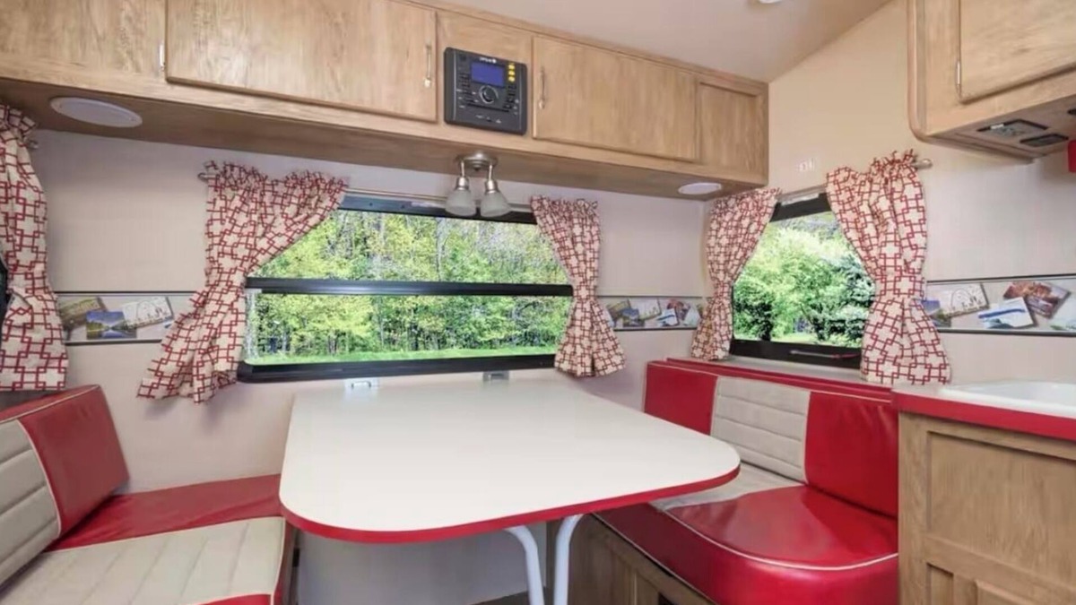 Redlick House | Cozy RV in Terrific Texarkana with WiFi, AC