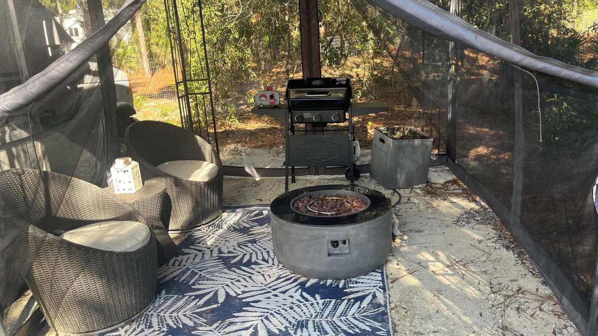 Dunnellon Cabin | Cozy RV In wooded Private space