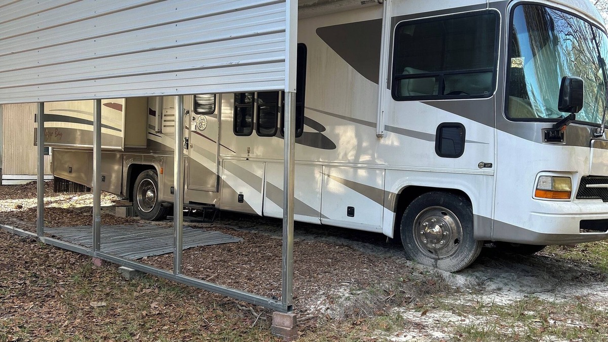 North West Florida House | Cozy RV on 40 acres with AC and Heat star link WiFi near Holmes creek.
