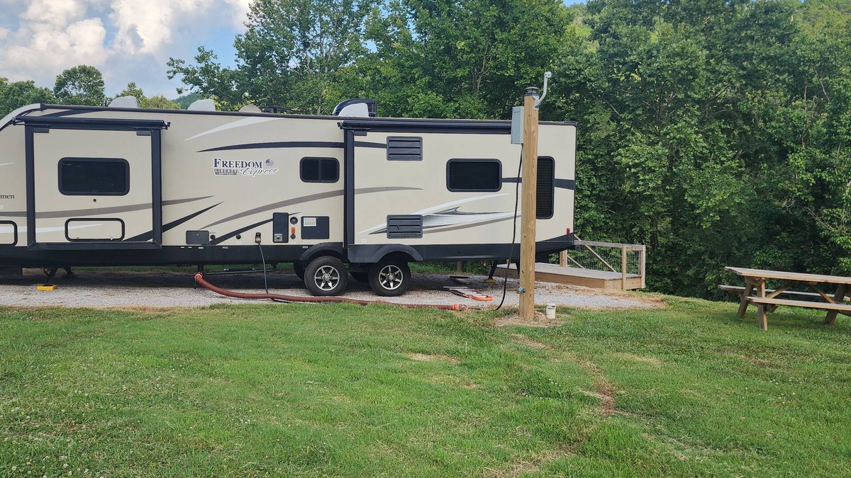 Smith House | Cozy RV on Clinch River with AC, WiFi, Fire pit