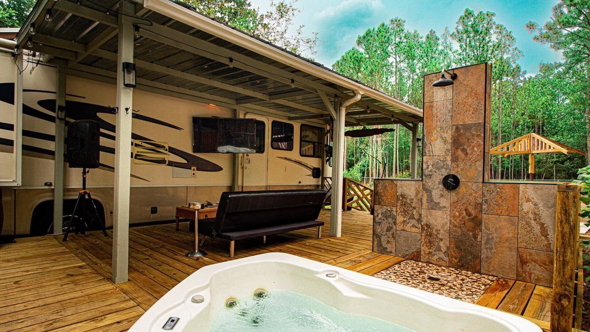 Waldo House | Cozy RV with HOT TUB